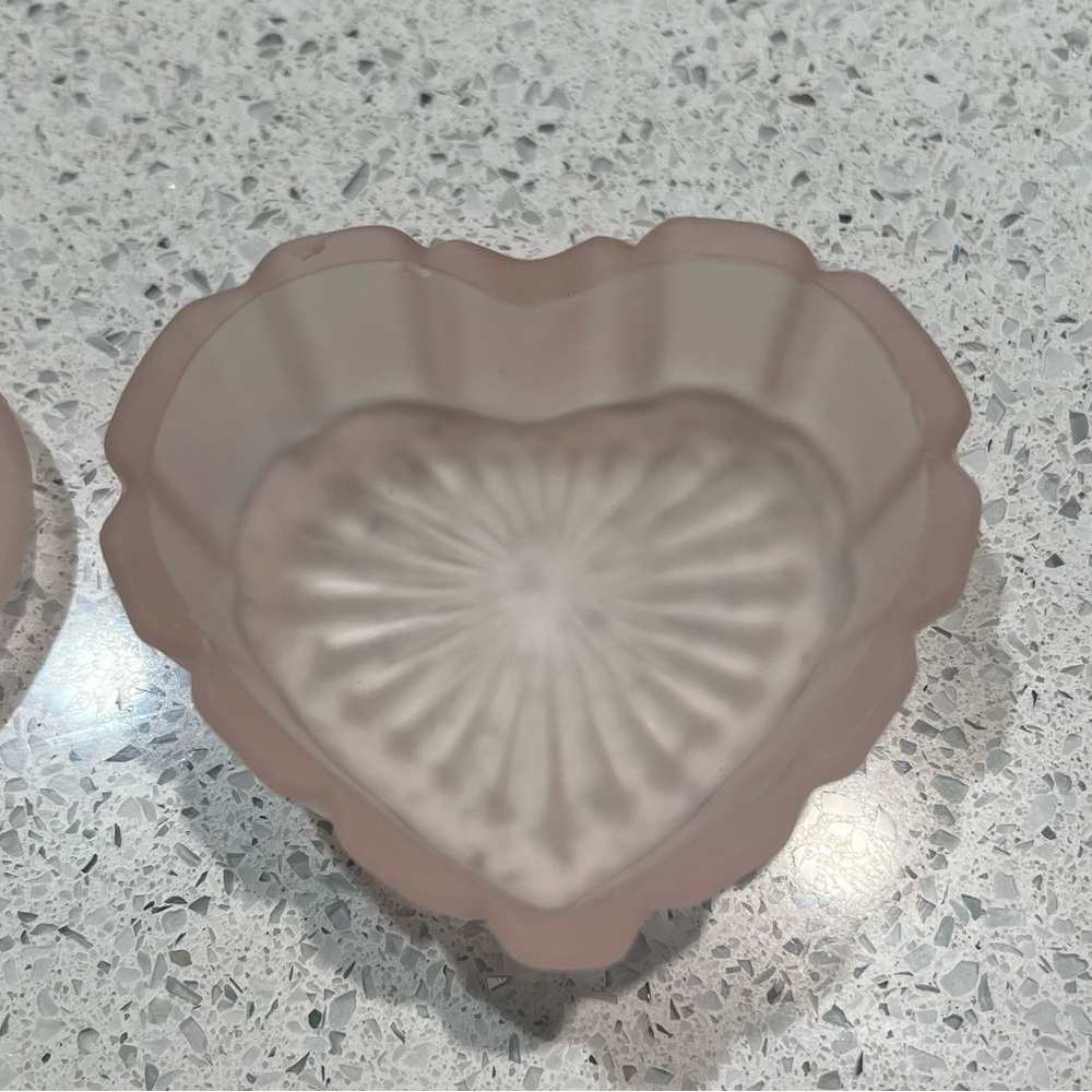 Vintage Pink Frosted Glass Heart Trinket Box - Picture 4 of 6